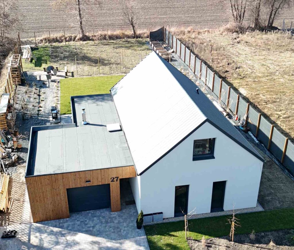 Budowa domu zimą – widok z drona na dom jednorodzinny