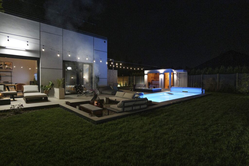 Dom premium nocą – ogród, taras i strefa relaksu