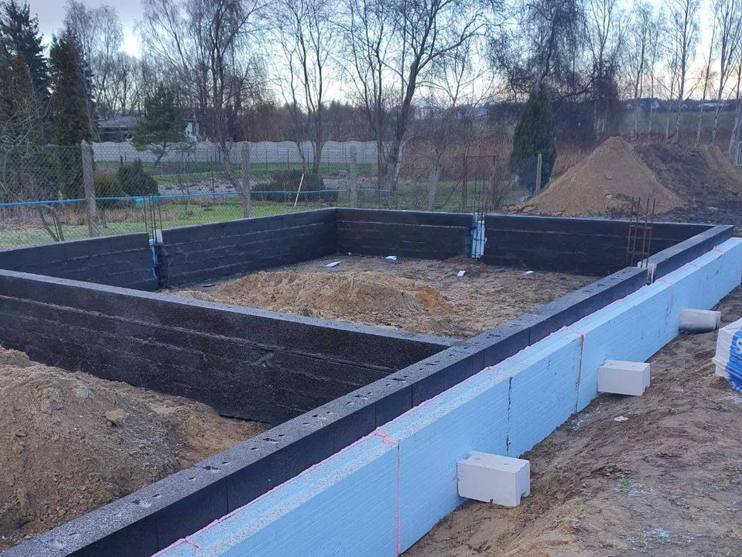 Fundamenty domu – ławy fundamentowe z izolacją termiczną w budowie domu jednorodzinnego