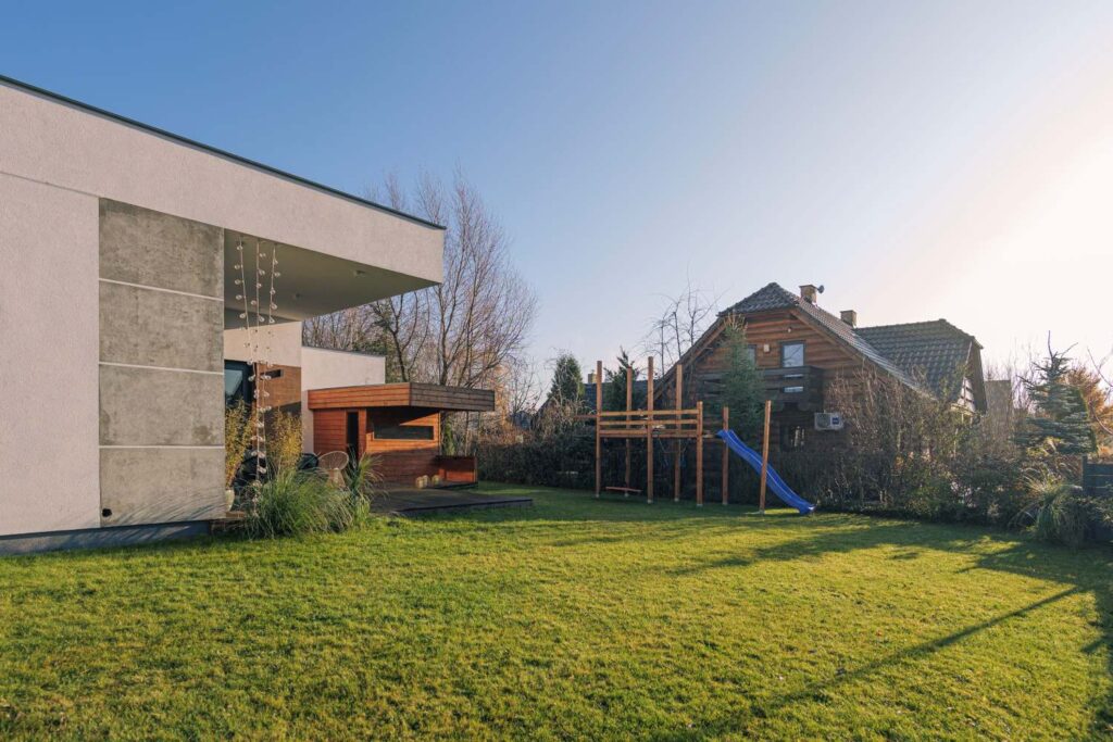 Strefa ogrodu powiązana funkcjonalnie z salonem i tarasem.