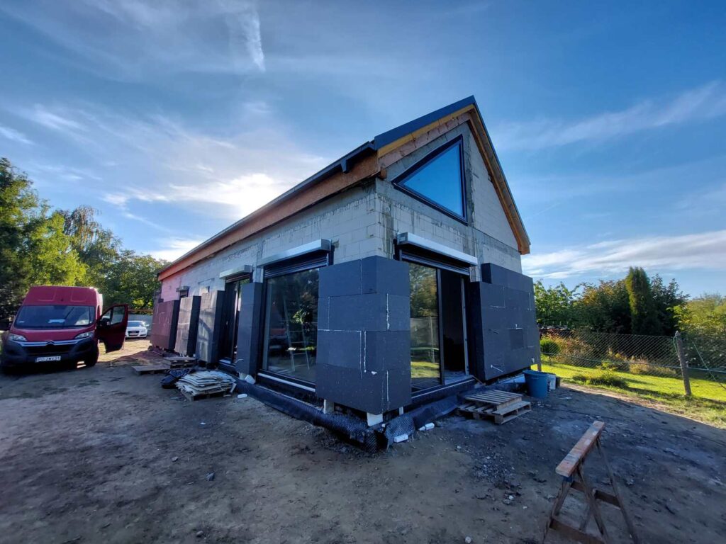 Płyta fundamentowa w nowoczesnym domu jednorodzinnym – etap budowy i izolacja