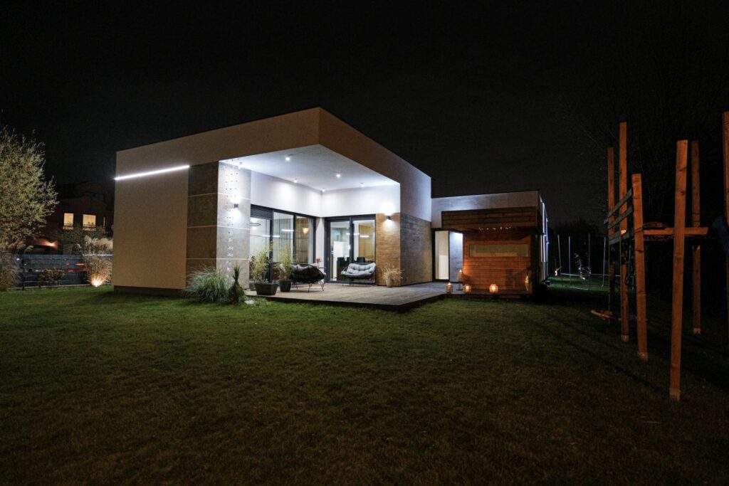 Przeszklenia w domu premium łączące salon z ogrodem