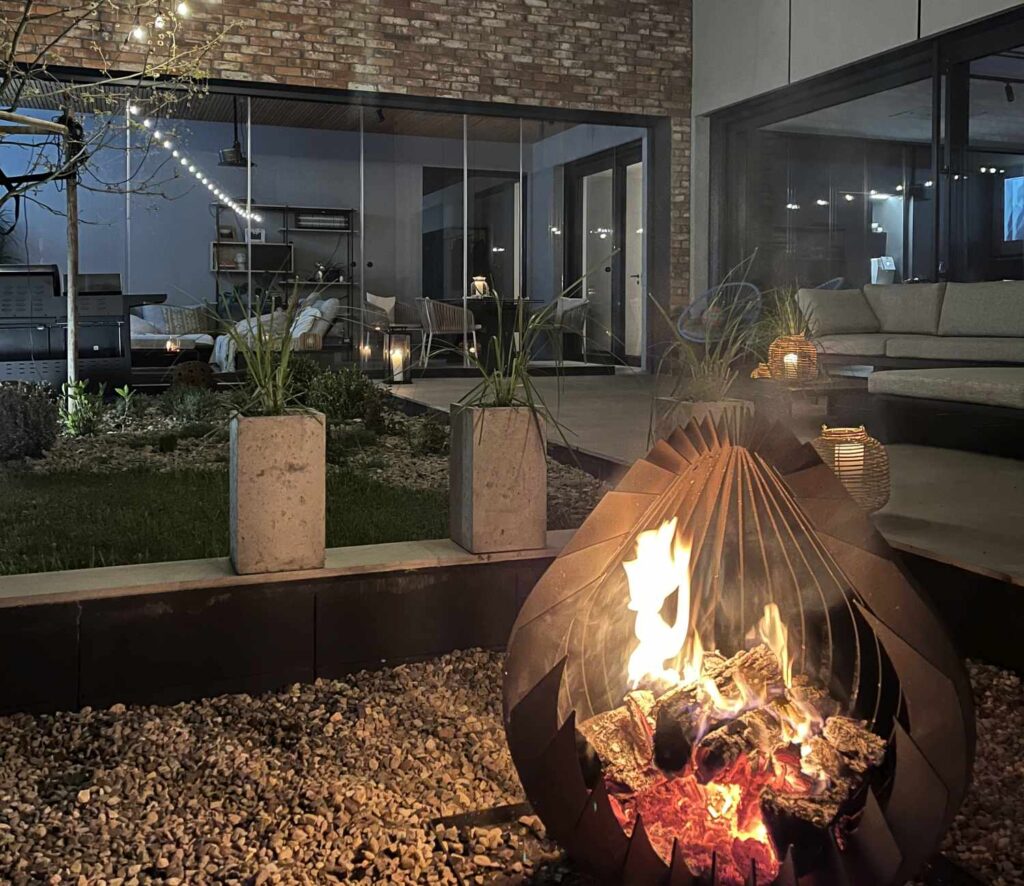 Duże przeszklenia w domu premium przy tarasie