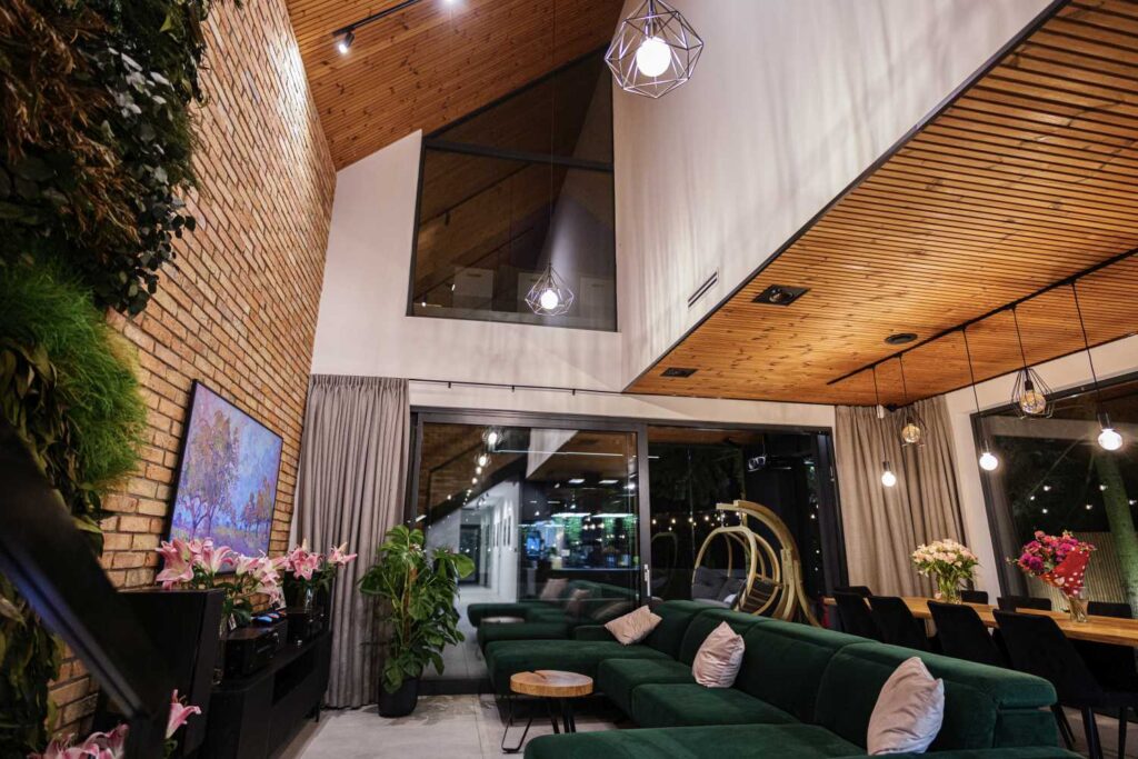 nowoczesny salon z antresolą – funkcjonalność domu zaprojektowana od podstaw