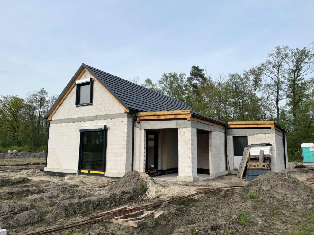 Stan surowy otwarty – dom jednorodzinny w trakcie prac konstrukcyjnych