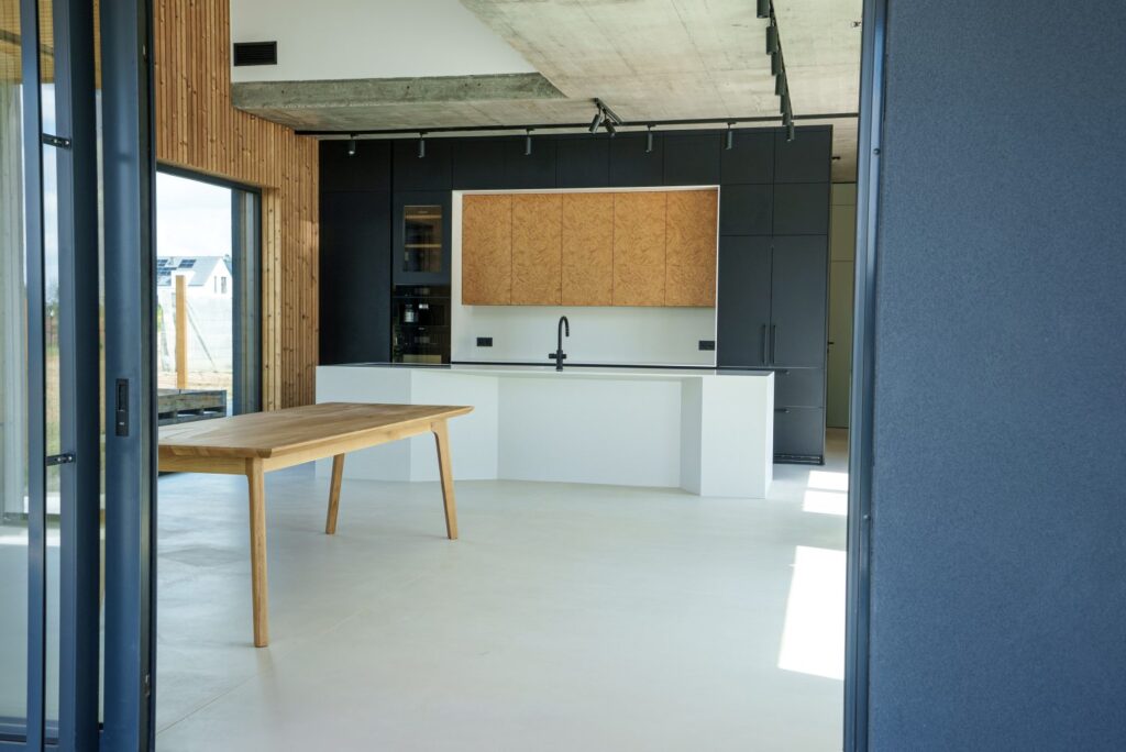 Wnętrze domu zrealizowanego pod klucz